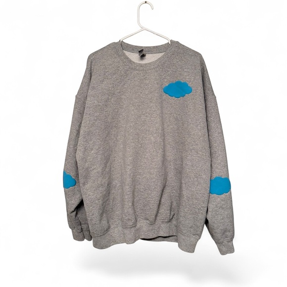 Gildan Tops - Gildan Light Gray “Head In The Clouds” Sweatshirt
